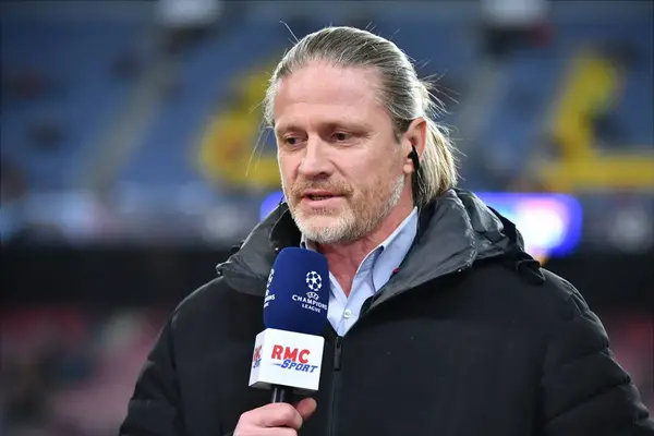 Manchester United Backed By Ex-Arsenal And Chelsea Star After Dropping Manuel Ugarte Pursuit