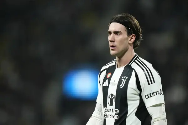 ‘Swap And Run’ ‘Good Business’ Fans React As United Are Offered £67M Arsenal Target In Exchange For Zirkzee