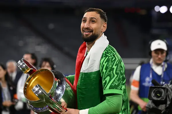 ‘I Beg. Hands And Knees’ ‘The Signing We Need’ Fans React As Champions League Winner Seriously Ponders United Switch