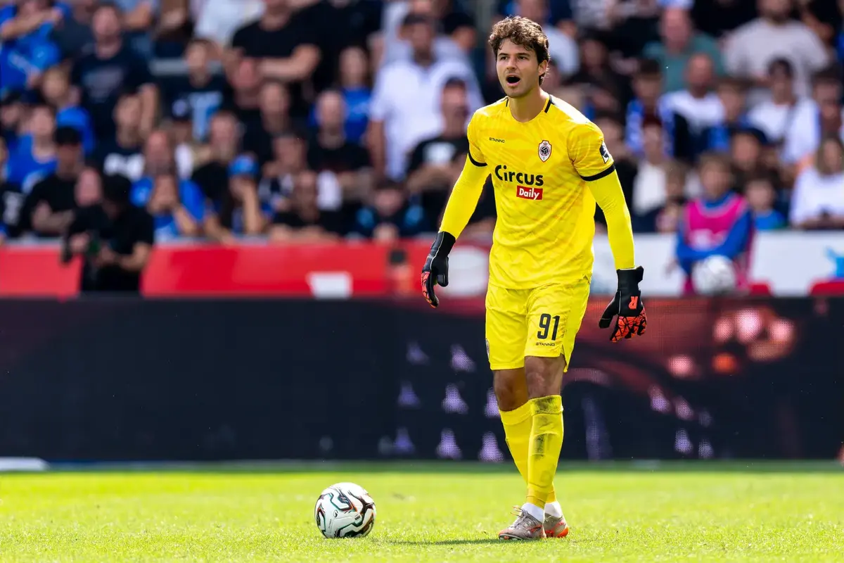 Man United Target Is “In England” After Agreeing Personal Terms Ahead Of Potential Old Trafford Switch