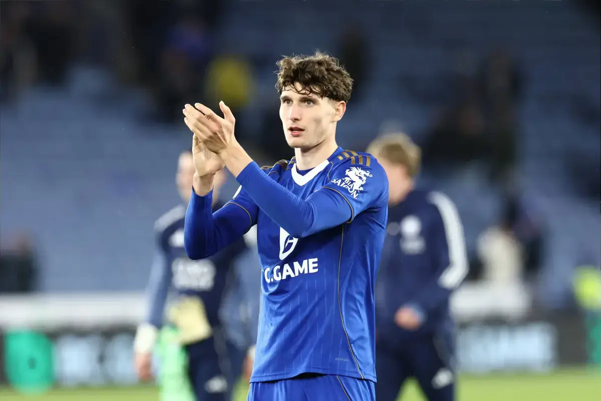 Man Utd Consider Surprise Move For 6ft 5 Defender Who Is Now In England’s 3rd Tier