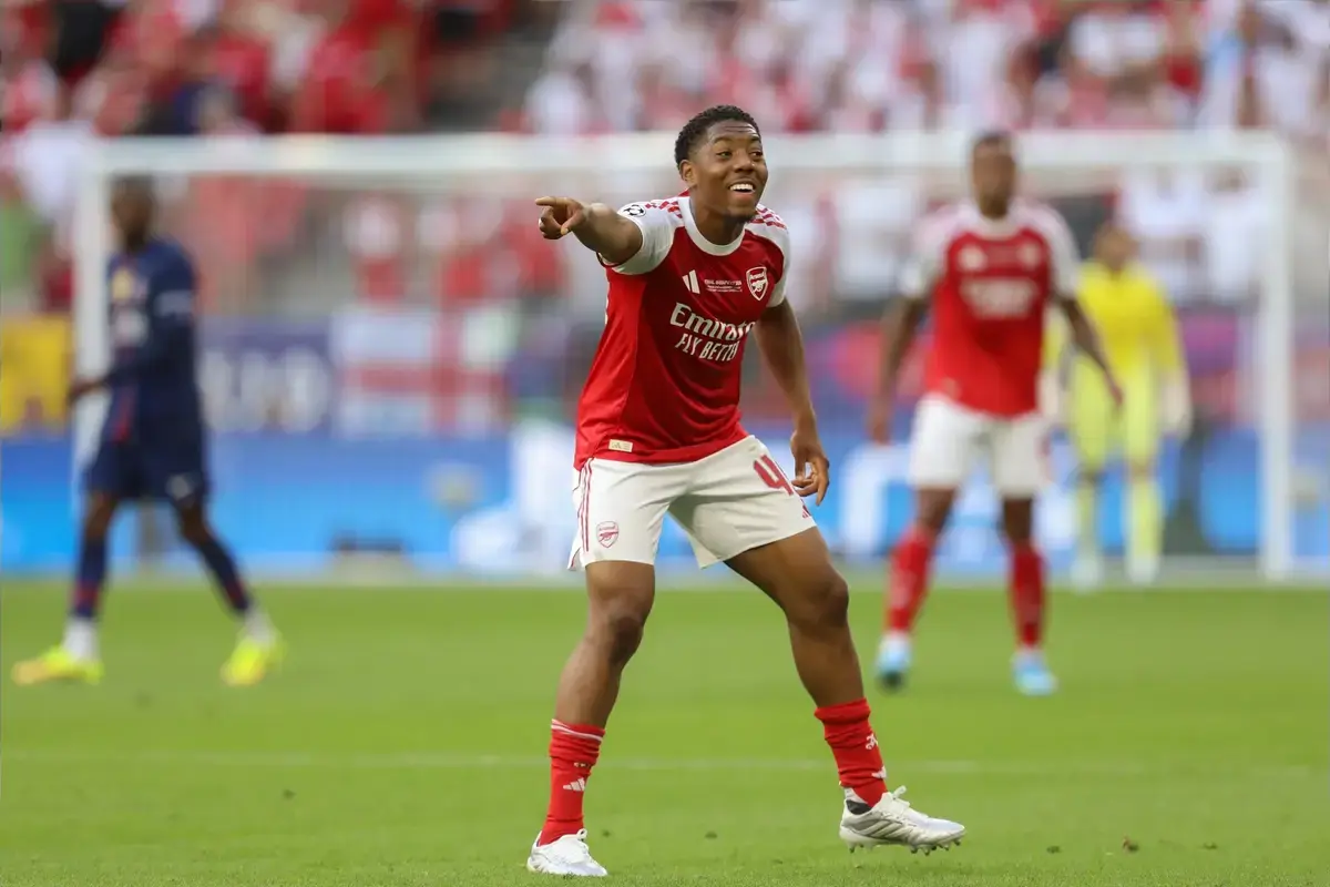 'Prefer Him To Hall' 'Not A Good Left Back' Fans React To Claims That Man Utd Are Plotting 'Surprise' Raid On Arsenal