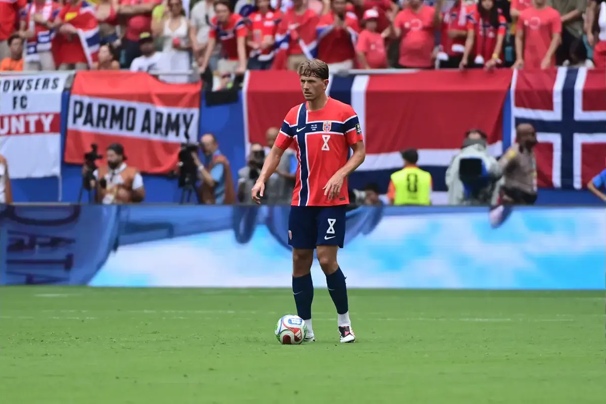 Man Utd Urged To Make “No Brainer” Move For Midfielder Who “Plays In A Similar Way To Rodri”